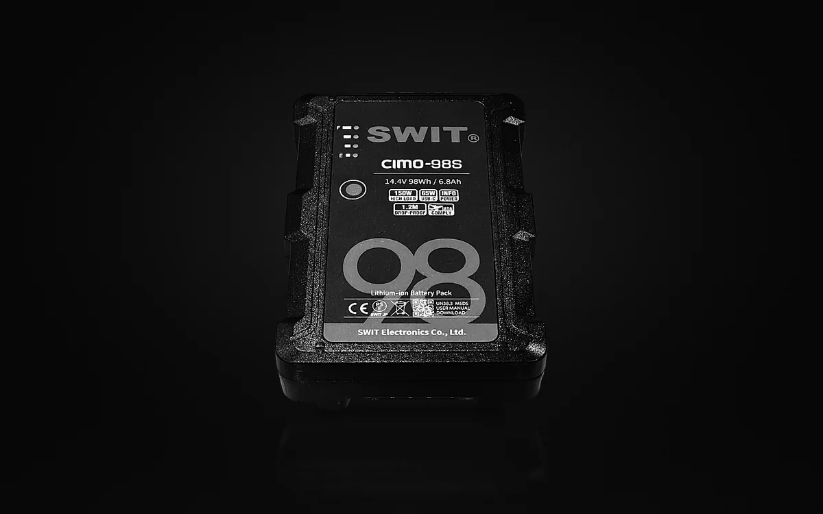 V-mount: FXLION Nano Two 98 Wh · SWIT OMNI-50S