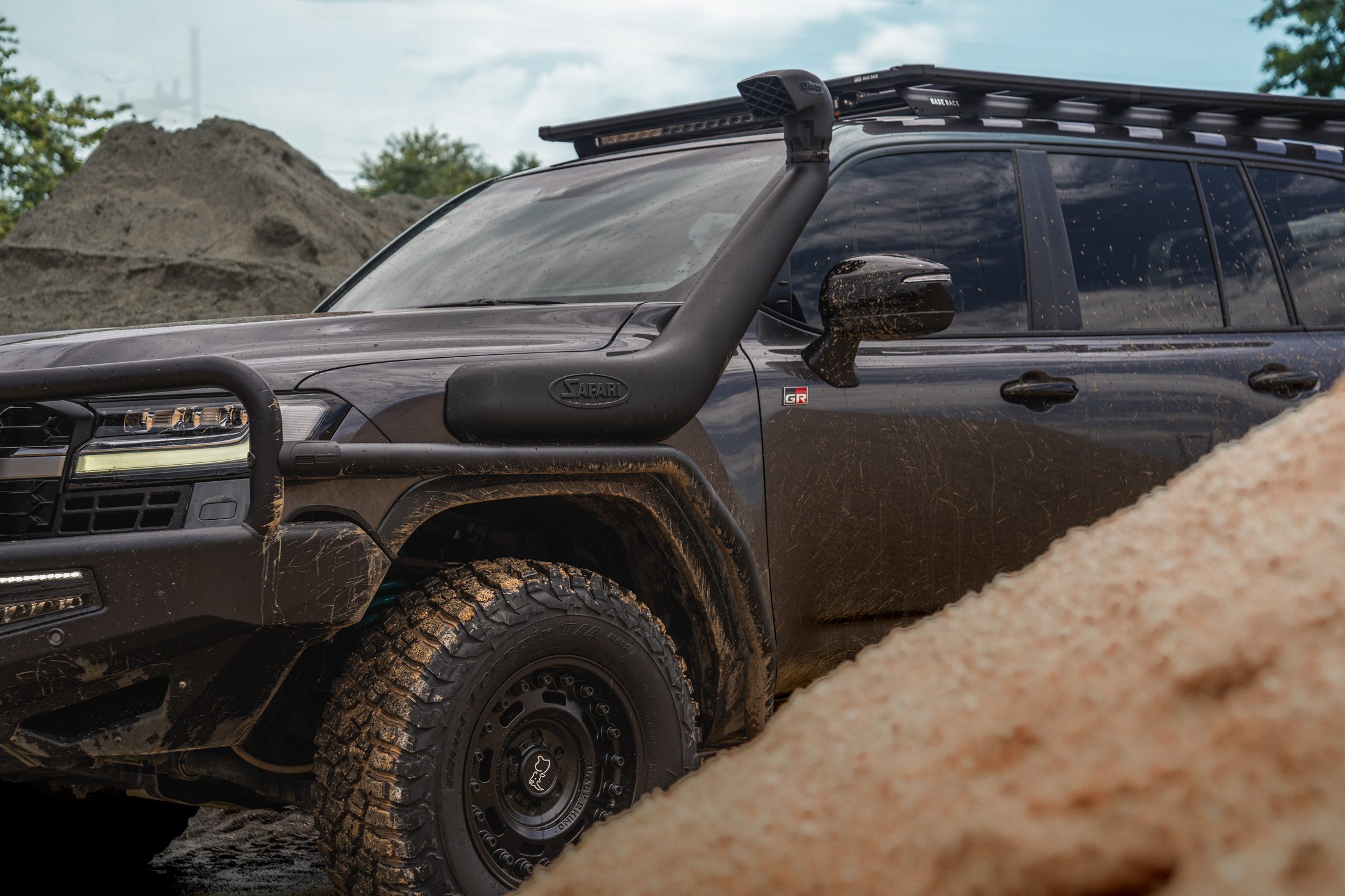 Mud on the snorkel and tyre of a Toyota Land Cruiser 300, photographed by Maxime Hugo