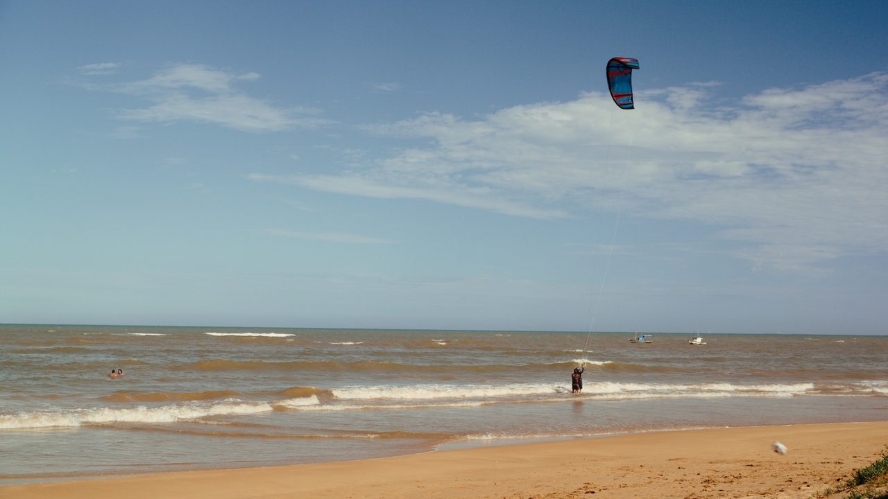 Aula de kite na praia de Manguinhos