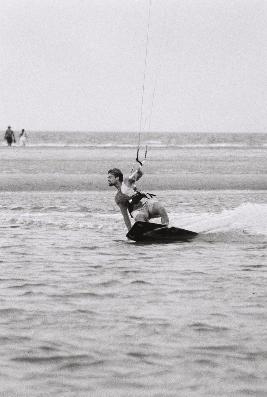 Kitesurfista com a barra nas mãos