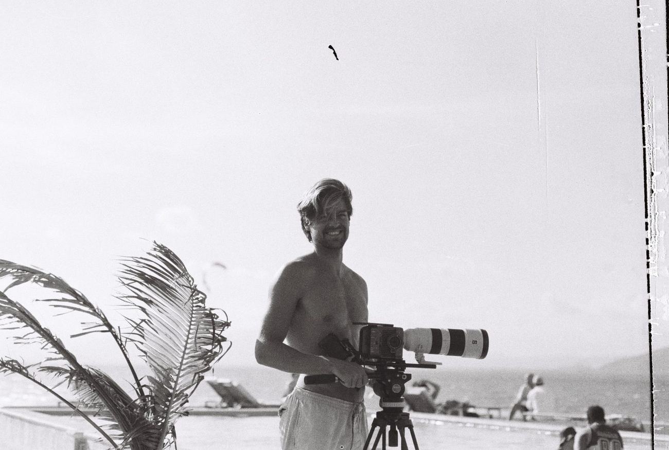 Maxime filmando uma aula de kitesurf com câmera de cinema